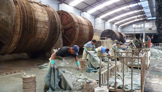 Homens trabalhando a pele