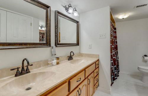 Serene 5BR 2BA Winter Home with Hot Tub & Fire Pit - Foto 20