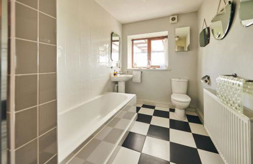 Brofallen - spacious holiday cottage with sea views and enclosed garden - Photo 13