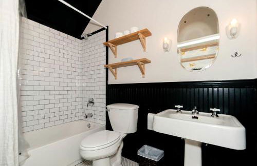 Sleek Retro Airstream Rental for Glamping for Two near Downtown Austin - Foto 26