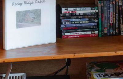 Cheerful Two Bdrm Cabin with Hot Tub & Pet Friendly - Foto 12