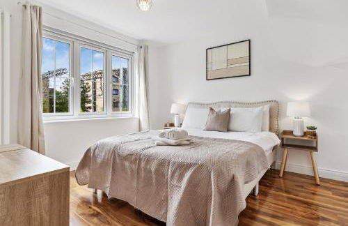 4 Bedroom House by Homestyles Hosts - Short Lets and Serviced Accommodation Islington - Private En-Suite - Foto 32