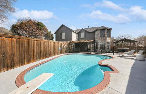 Glamorous Mansion w Private Pool and Cinema Room - Photo 1