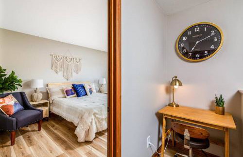 Boho Cleveland Bungalow - Sun-Drenched 2BR with Deck - Foto 18