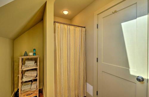 Luxe Green Barn Near Skiing with Mt Equinox Views! - Foto 17