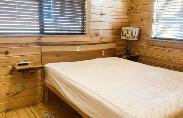 Beautiful New Cabin near the North Toe River for a Peaceful Getaway in North Carolina - Foto 3
