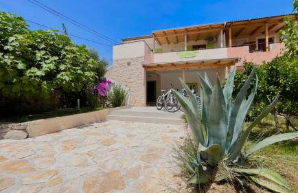 Stone & Sun Retreat with Private Pool - Foto 3