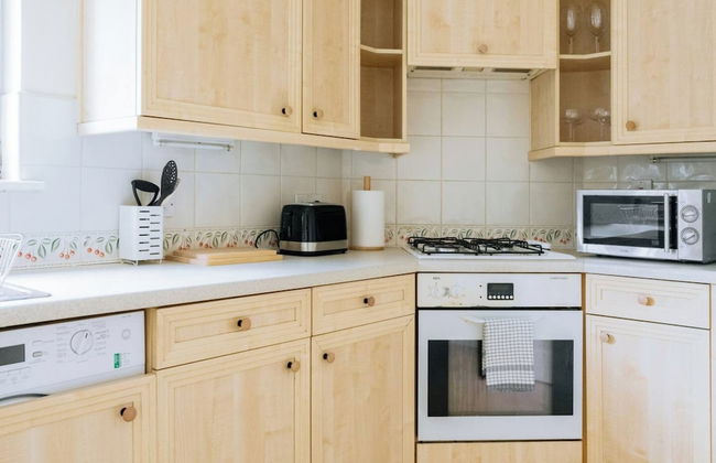 Snug & Serene 2BD Flat - Roseburn - Photo 11