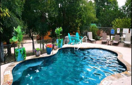 Texas State Glamping Getaways to Nature in this Cute Log Cabin near Austin - Foto 11