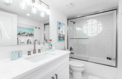 Lux Beachside 2nd Floor Condo 3 Steps to the Beach! - Foto 29