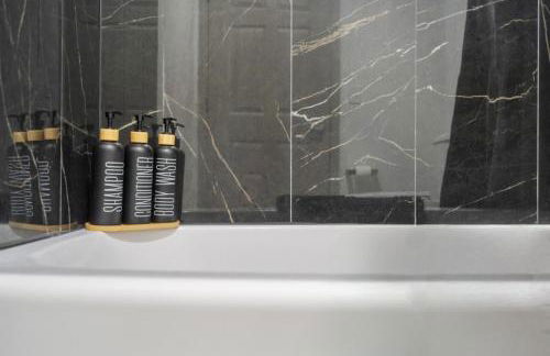 Bright Uptown Bliss - Free Parking, Walkable, Views - Foto 36