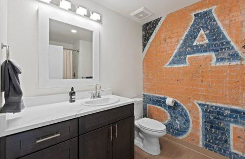 Spacious Apartment with King Beds - J and K on Main - Foto 18