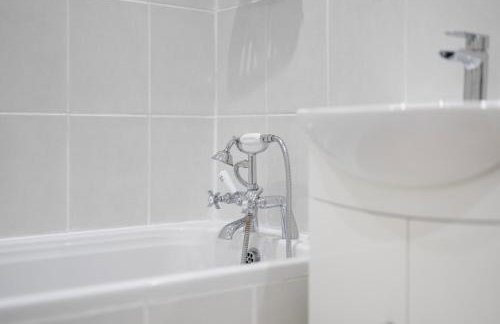 Central Apt-2Bed 2Bath-AC unit-By FabAccommodation - Foto 25