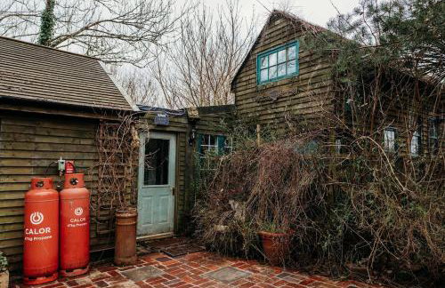 Heron's Perch- A pond-side retreat with cinema room - Photo 2