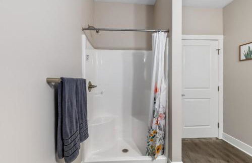 Modern 2BR & 2BA New Build Condo w Garage & Patio - Foto 16