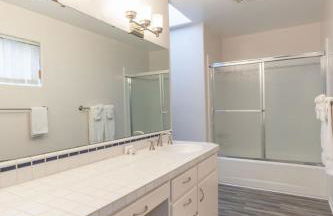 Sunlit La Jolla Village Gem with Peak Ocean Views - Photo 23