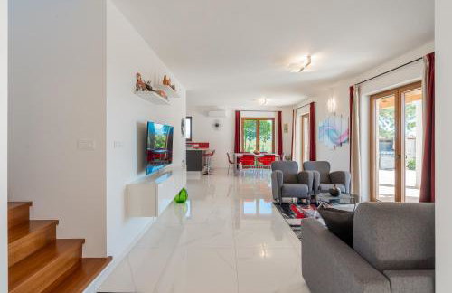 Villa atop the village with stunning view - Foto 34