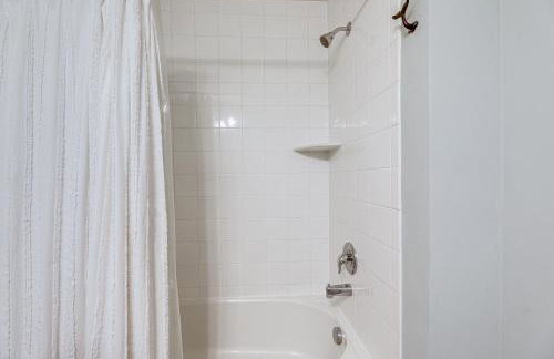 Shuttle to Beach, Relax on Patio! Millville Escape - Foto 20