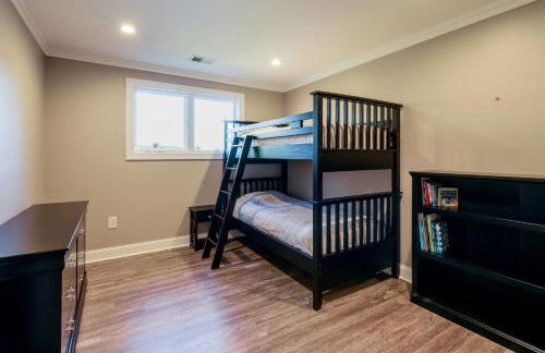 Lakefront Haven with Hot Tub and Game Room in Hickory! - Foto 24