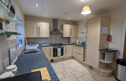 Unbeatable Llanberis Location, Detached with Parking, Snowdon Views. - Photo 29