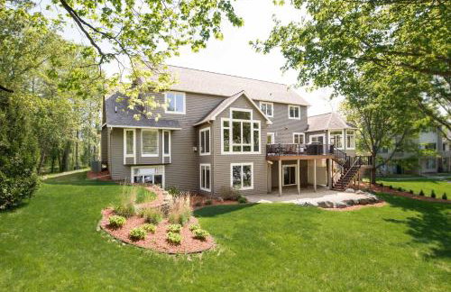 Immerse in Luxury Grand 5BR Lakefront Haven Views - Foto 46