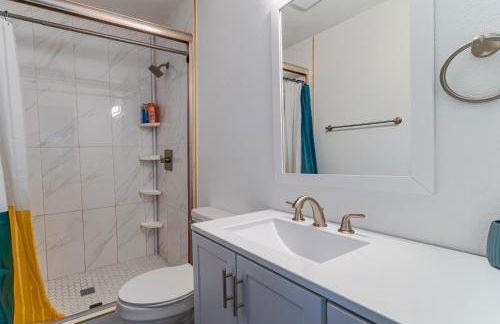 Cozy retreat minutes from stadiums - Photo 30