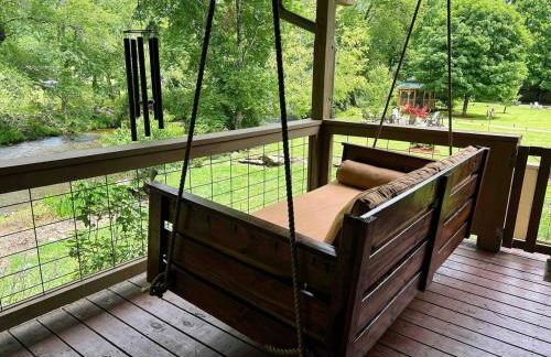 Water's Edge, Covered Porch, Deep Creek as your Backyard Haven, Hot Tub, Pool Table, Fire Pit, Close to Town & Entrance to National Park - Foto 64