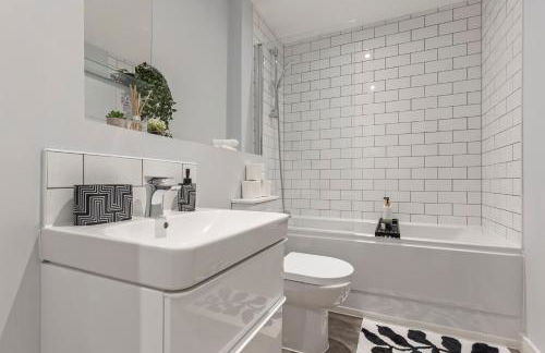 Tropical Suite - 2 Bed 2 Bath City Centre Netflix Games - Exclusive Weekly and Monthly DEALS - Raozee Homes - Foto 16