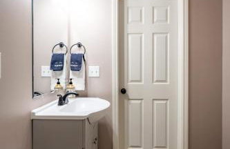 Modern & Stylish - Mins to Downtown - Family Friendly - Photo 26