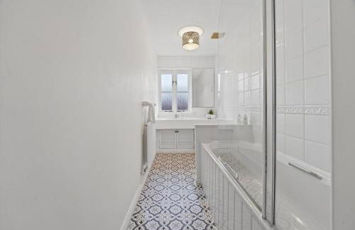 NEW! Large 5BR 2BA Home Leamington Spa Driveway Garage Parking WI-FI - Photo 5