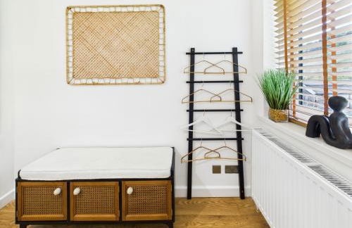 5-Bed Retreat with Hot Tub, Garden & Relaxing Views - Foto 39