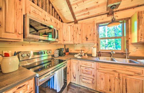 Rustic-Chic Woodland Hideaway with Hot Tub! - Foto 8