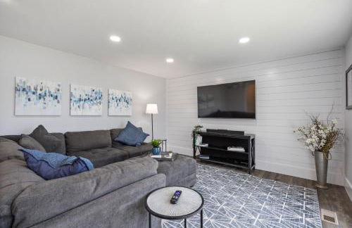 KING BED/Fresh Home/Seperate Big Screen Rooms/Park - Photo 4