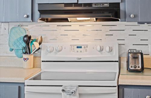 Beachy Getaway - Cozy and Secluded Lodge Home - Foto 14