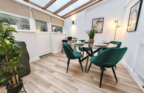 2-Bed Apartment - For Contractors & Business Travellers - Long Stays Welcome - Photo 43