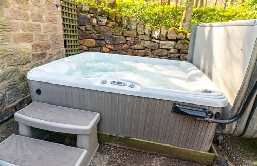 Pine cottage with private hot tub - Photo 9