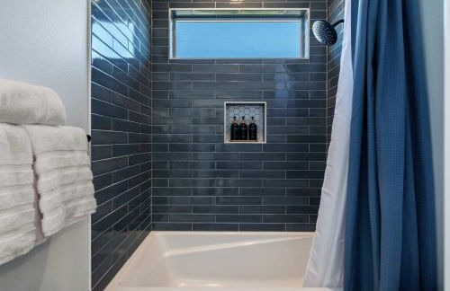 Brand-New Beach Retreat Hot Tub Sleeps 13 - Foto 35