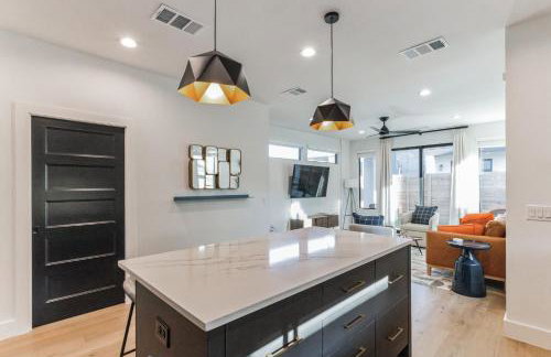 Chic Austin Getaway brand new with rooftop patio - Foto 28