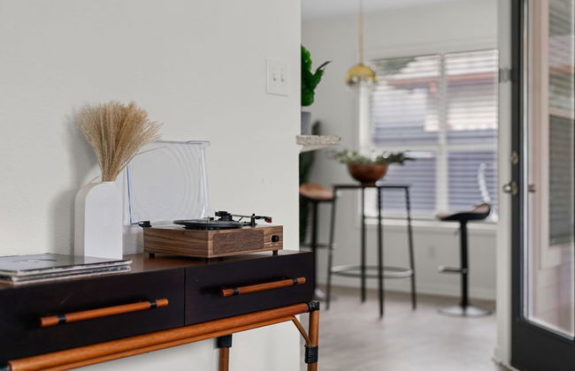 High End Home w Pool Hot Tub Gameroom - Photo 17