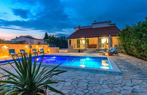 Holiday House Paula sa privatnim grijanim bazenom na mirnoj lokacija blizu mora - Foto 1