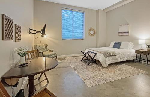 Modern Industrial Apartment with Skywalk - Foto 1