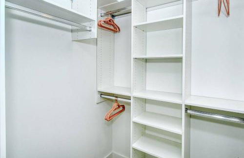 Waterside Retreat: Modern 2BR, Mins to Beach & Apt - Photo 10