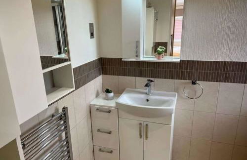 Mandarin Lodge with Hot Tub - Foto 16