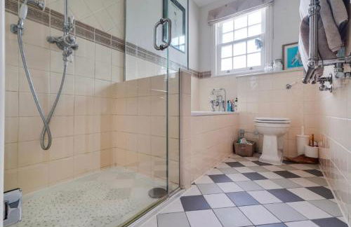 Charming Surrey Cottage perfect for Autumn or Winter gatherings - Photo 26