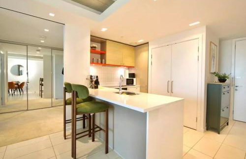 High Floor Modern 1BR Stunning Views Balcony Portable AC Free Parking - Photo 60