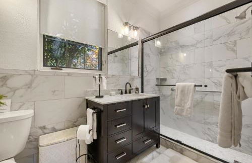 Stylish Mountain Retreat with Sunroom and Pergola - Foto 51