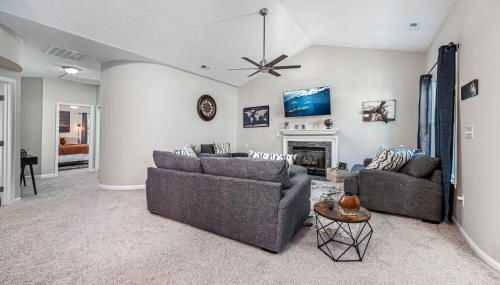 Cozy Industrial Kildaire Farms Home- near Downtown - Foto 5