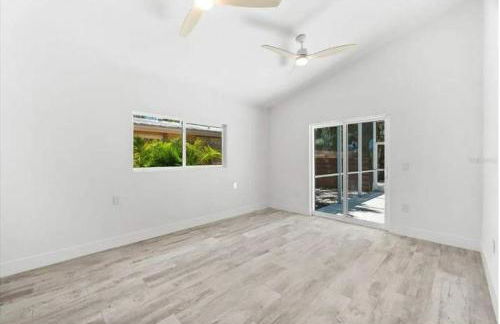 Blue Lagoon Hideaway 3BR Coastal Chic Retreat - Photo 16