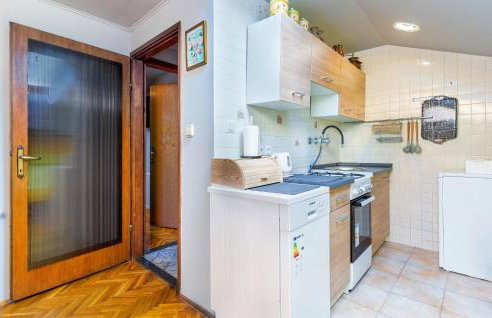 2 Bedroom Amazing Apartment In Bakar - Photo 15