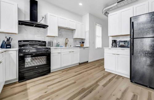 Stylish And Roomy Full House Dtwn - Photo 56